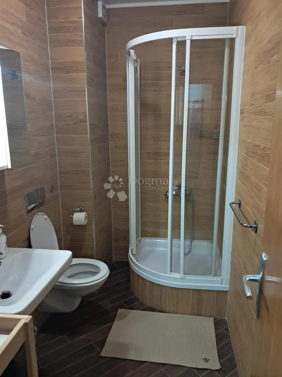 novi nekorišten apartman 200m od mora - slika 8