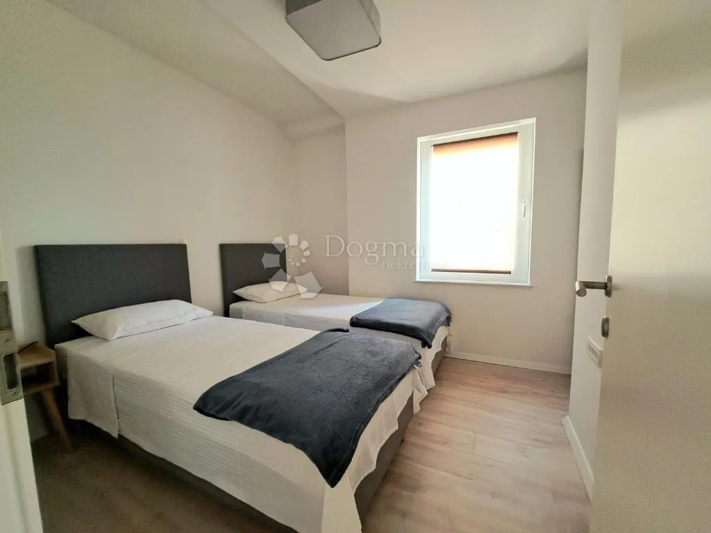 urbana vila na korak od mora - slika 17