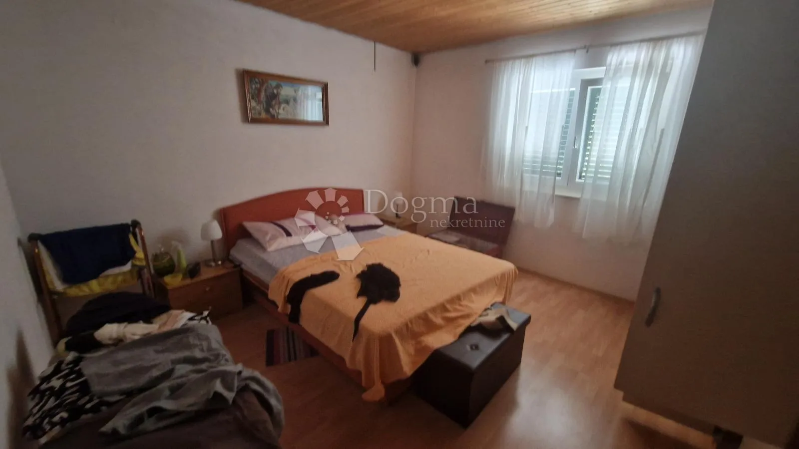 kuća sa tri stana i pogledom na more - slika 20