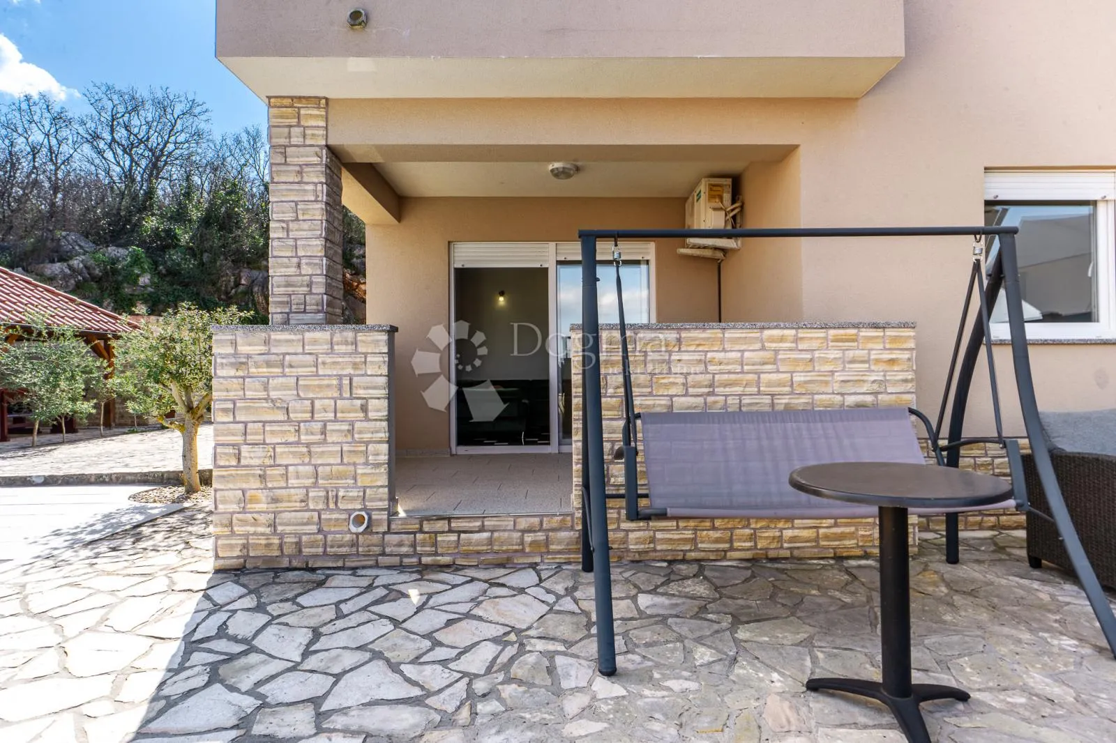klimno, vila s bazenom i 6 app na svega 250m od mora - slika 19