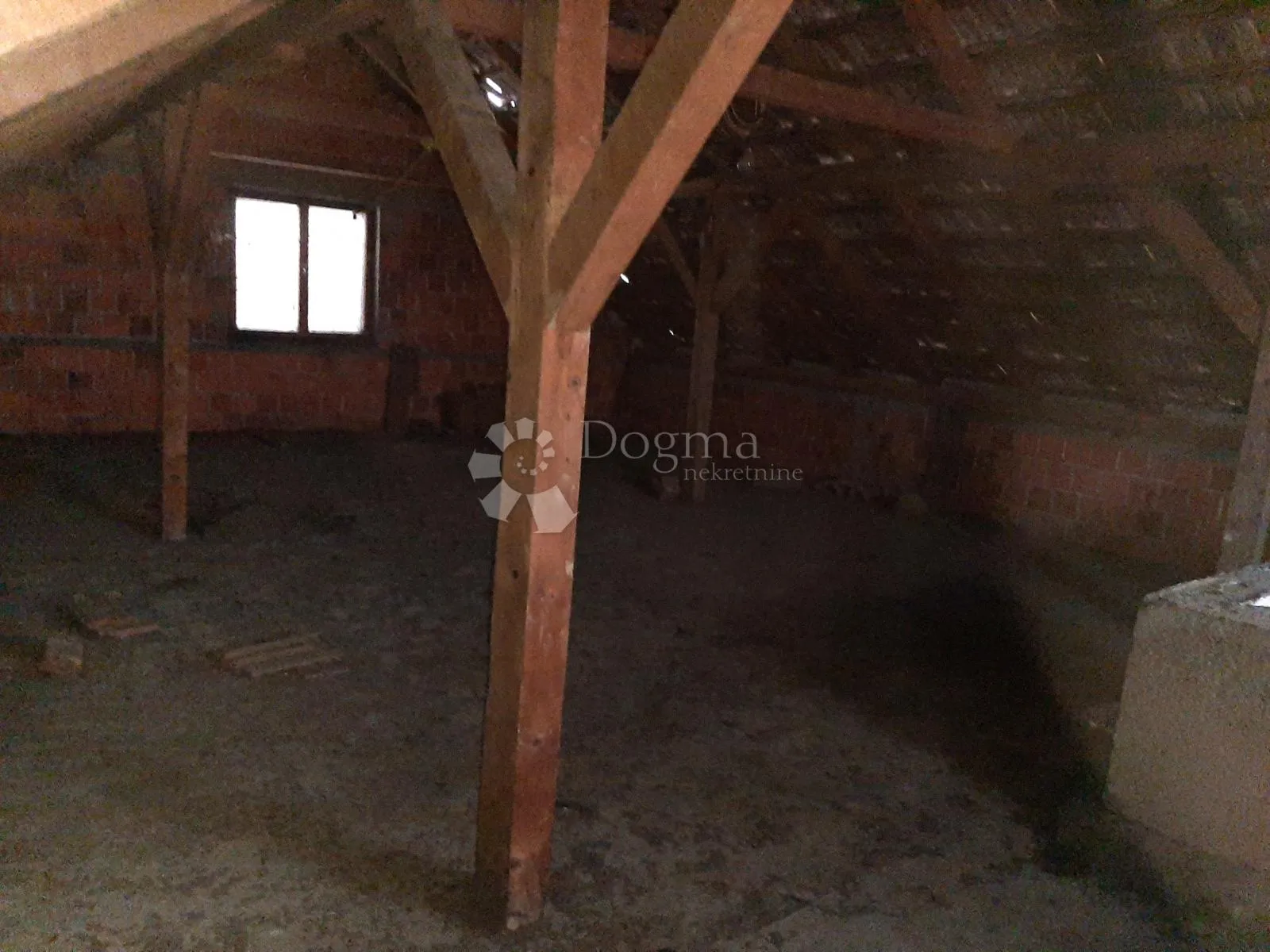 višenamjenska kuća s posl. prostorom- 250m2 + veliki parking - slika 29