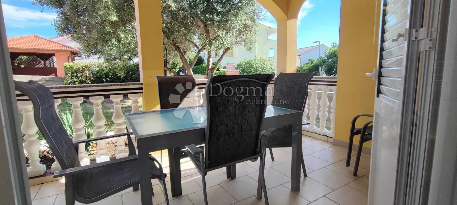 top samostojeća kuća s 3 apartmana (300m od mora), povljana - slika 2