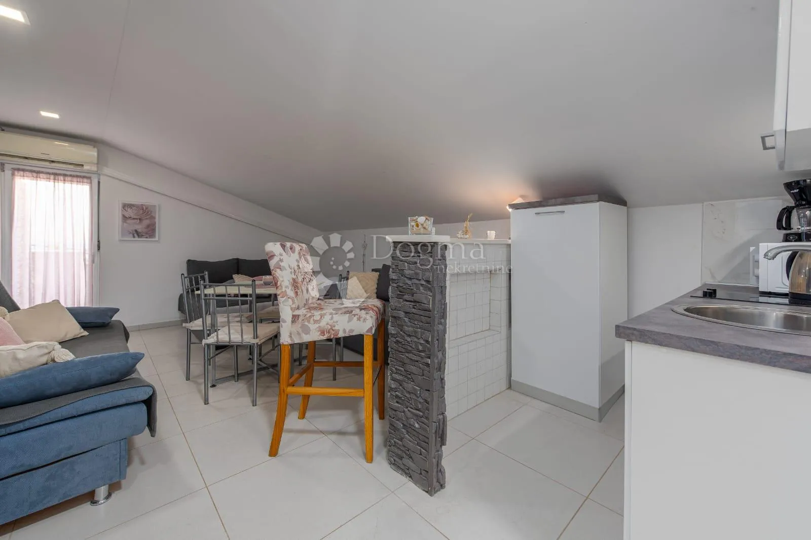 apartman uz more s pogledom namješten - slika 13