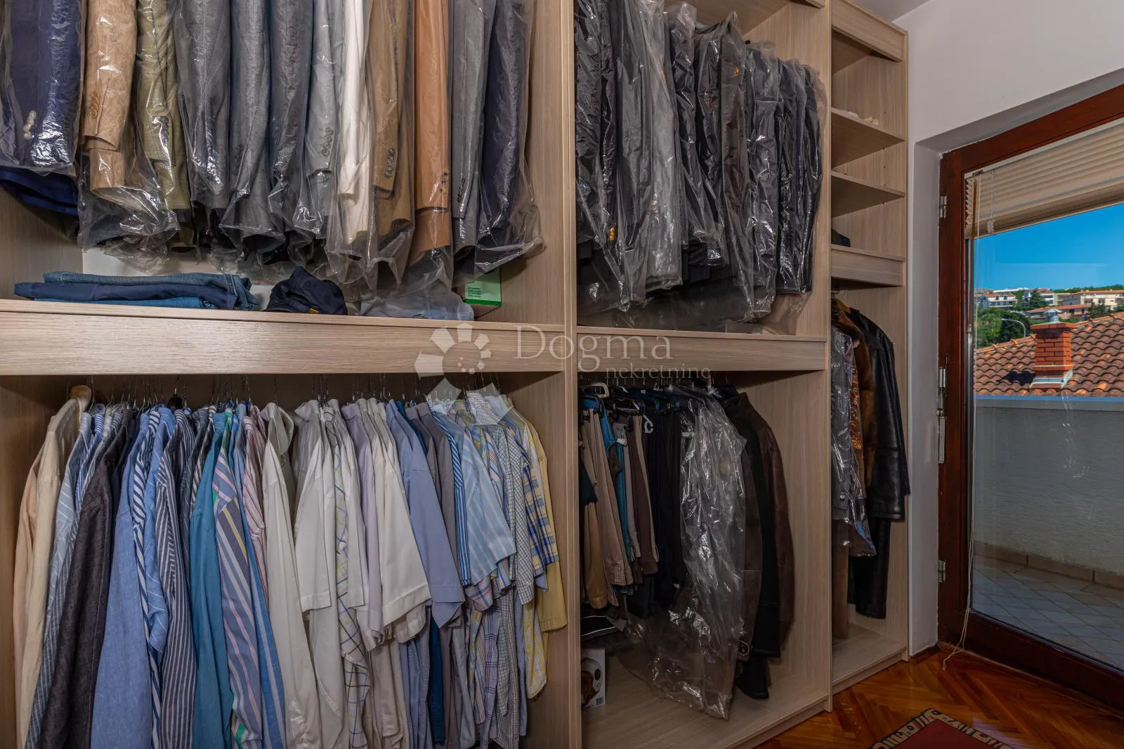 apartman sa galerijom i prekrasnim pogledom na more - slika 48