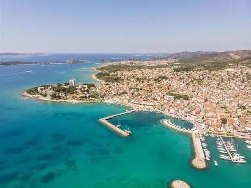 vodice, građevinsko zemljište 682 m² u mirnoj ulici - slika 2