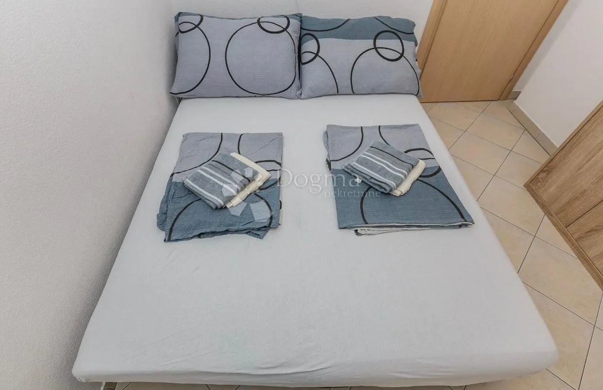 dvosobni apartman sa pogledom na more, super lokacija - slika 15