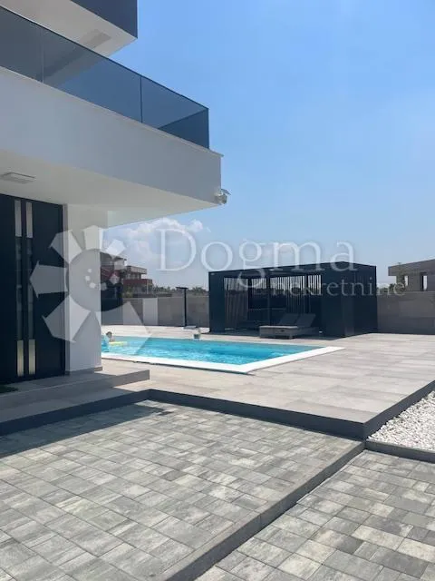 vila s bazenom zemunik - slika 8
