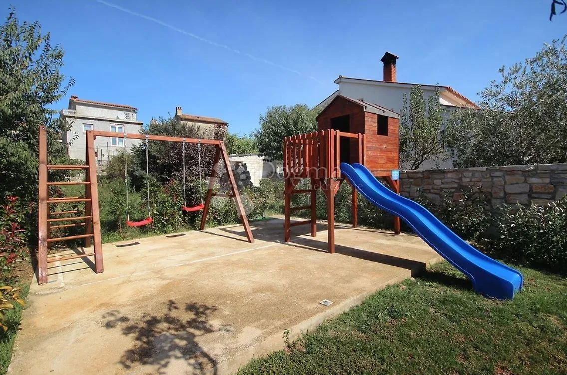 villa i dependanca sa bazenom i okućnicom - slika 20
