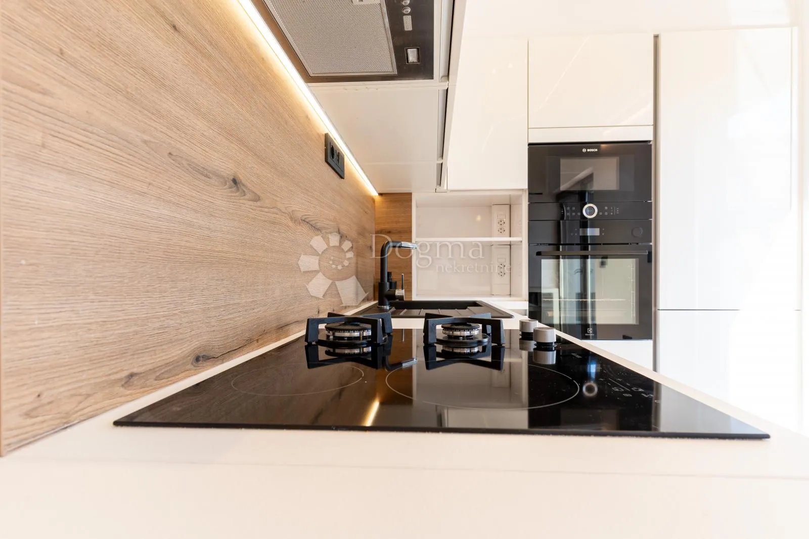 smart penthouse u centru samobora – terasa, garaža, lift, spa kupaonica - slika 4