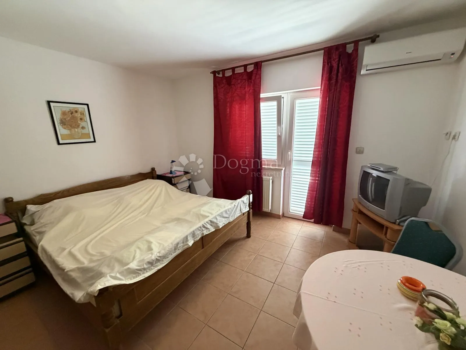 prilika u brodarici- kuća blizu mora, s 6 apartmana i 3-sobnim stanom!! - slika 48