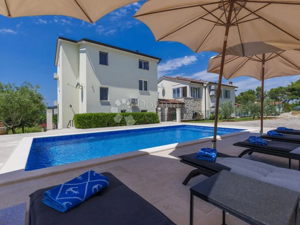 VILLA S BAZENOM, OKRUŽENA ZELENILOM, SVEGA 900 M OD MORA! Labin, okolica