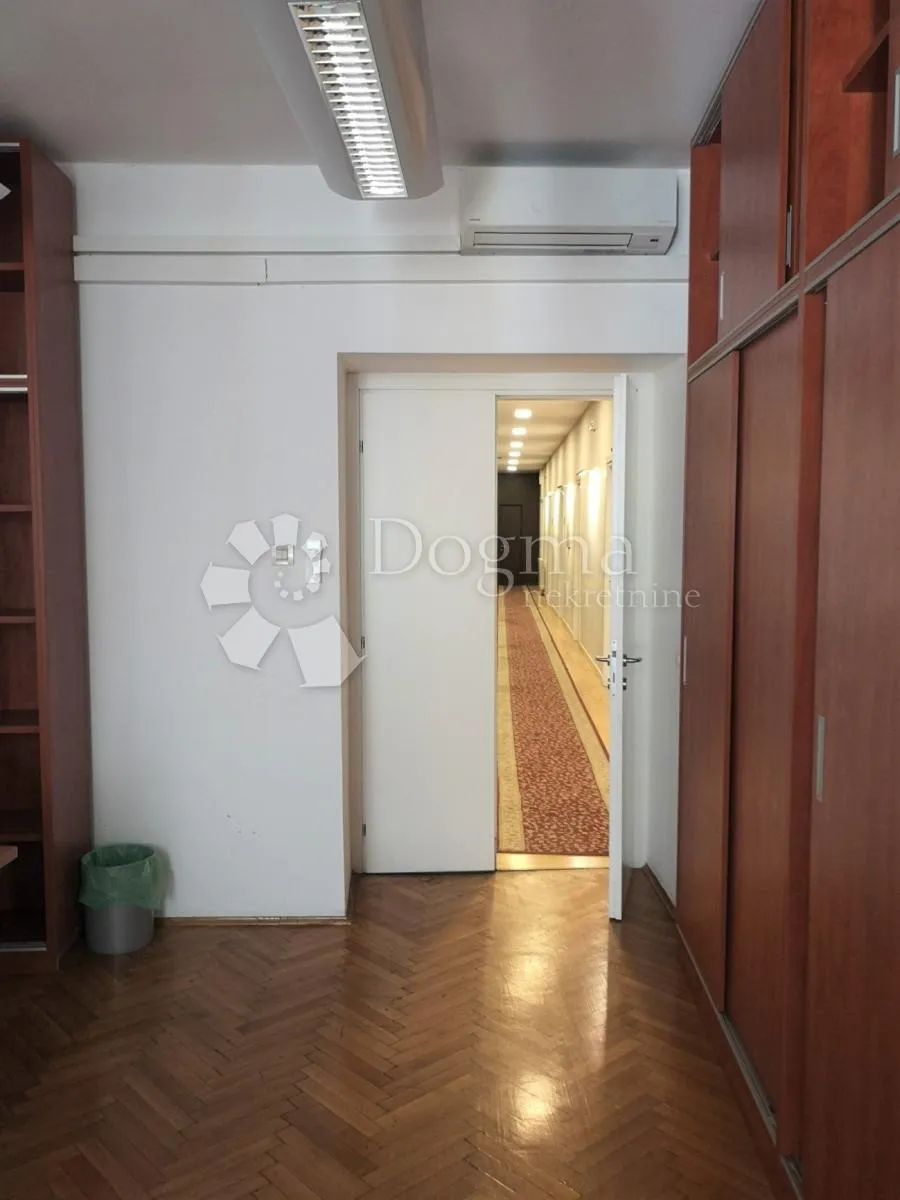 poslovni prostor-kancelarije u zgradi sa liftom! - slika 16