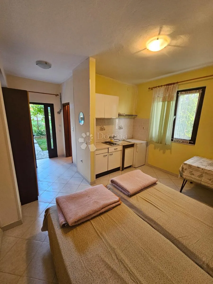 poreč - kuća sa dva stana i studio apartmanom - slika 4