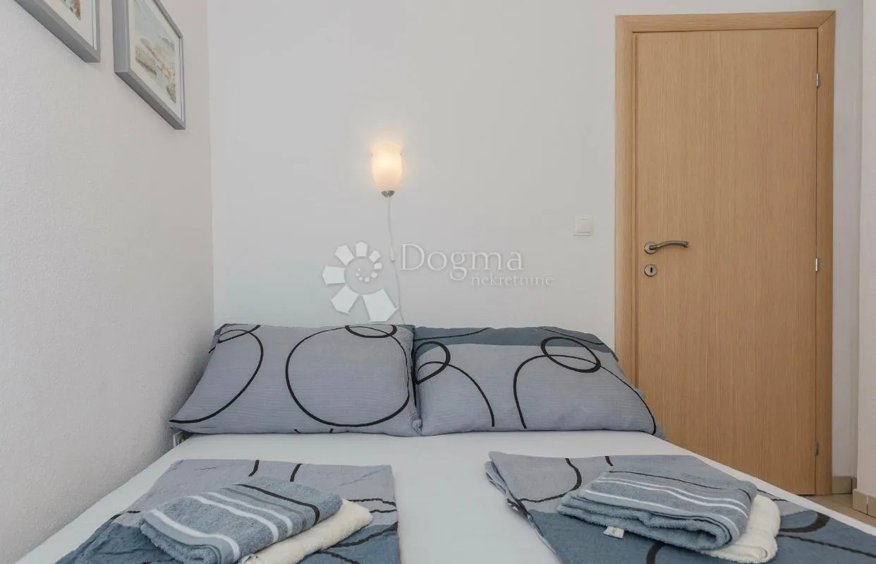 dvosobni apartman sa pogledom na more, super lokacija - slika 16