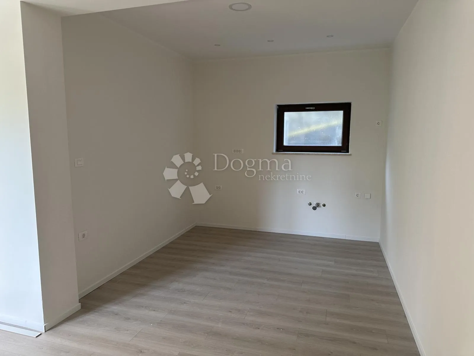 samostojeća kuća bulevard, 250 m² plus garaža 54,59m2 - slika 2