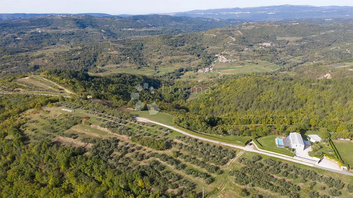 kompleks kuća u centru istre sa pogledom na jezero - slika 4