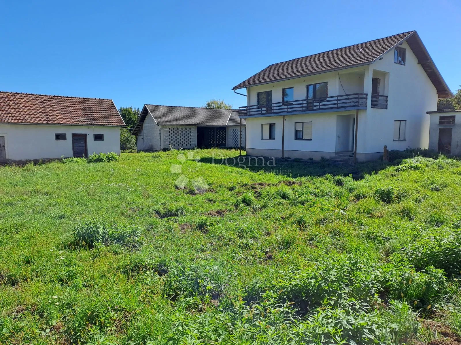 sunčan i uredan posjed u gradu duhova - slika 5