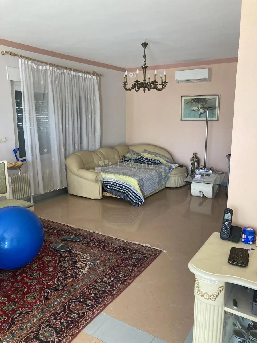 prilika - apartmanska kuća u pirovcu, 1. red do mora - slika 17