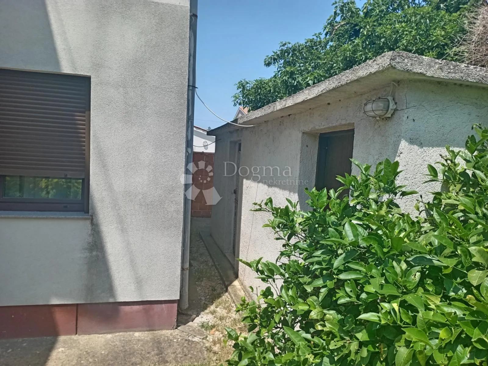 prilika! stan sa okućnicom i parkingom - slika 22