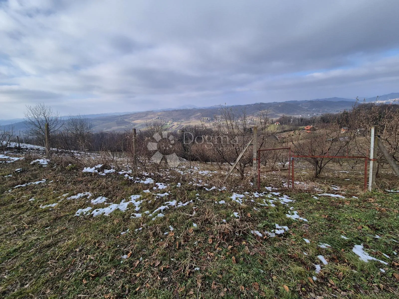 šarmantna vikendica sa voćnjakom i vinogradom na brijegu okruženom dvorcima - slika 15