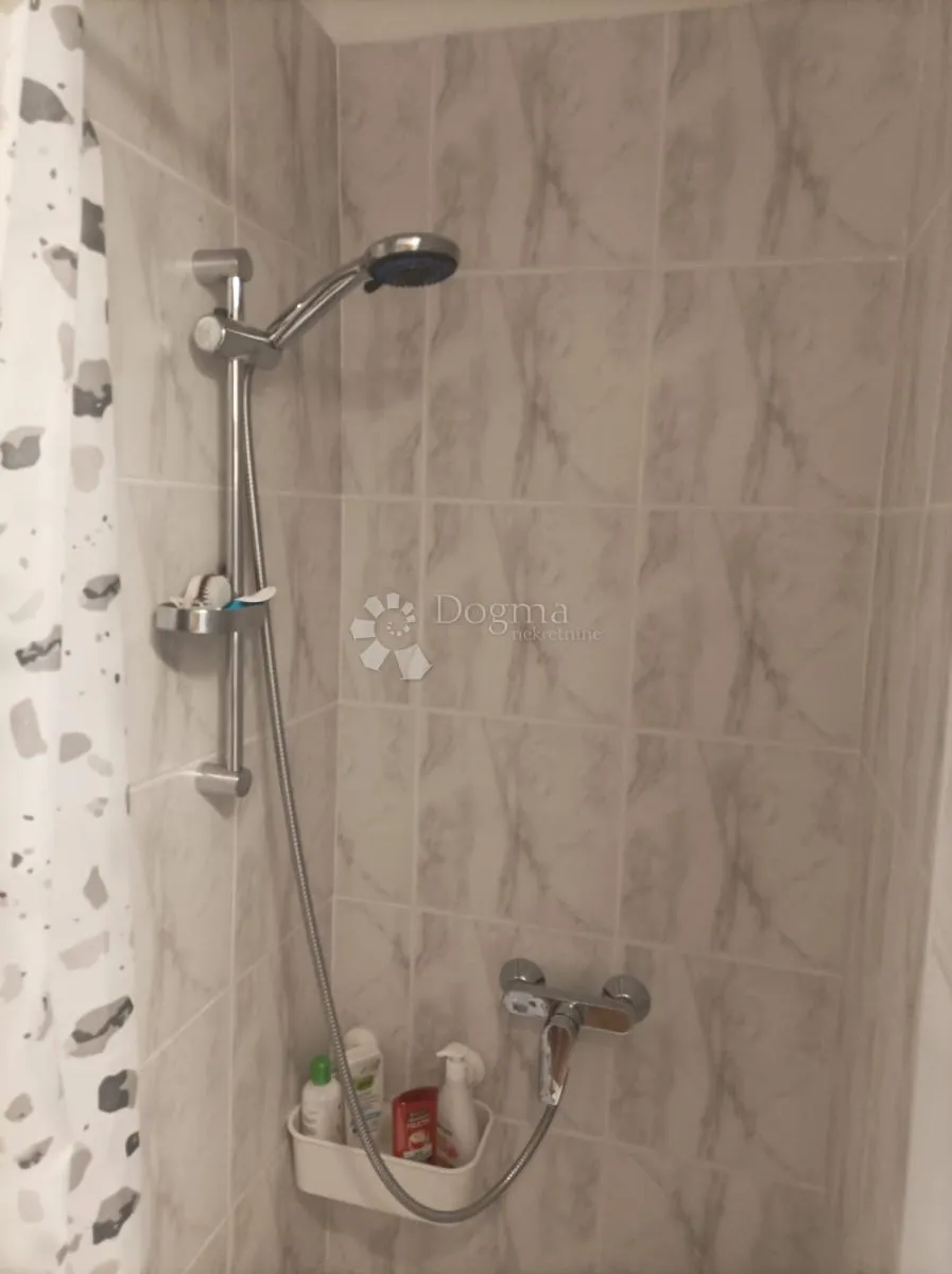 obrovac 2 apartmana 6sb + 2db ogromna okućnica - slika 11