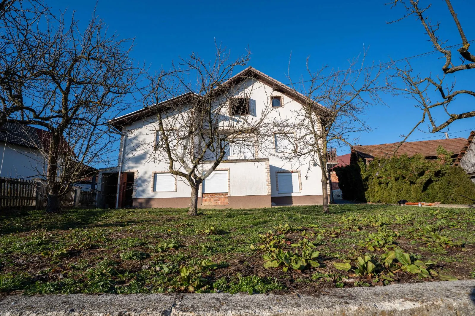 nekretnina s potencijalom za miran život i investiciju - slika 18