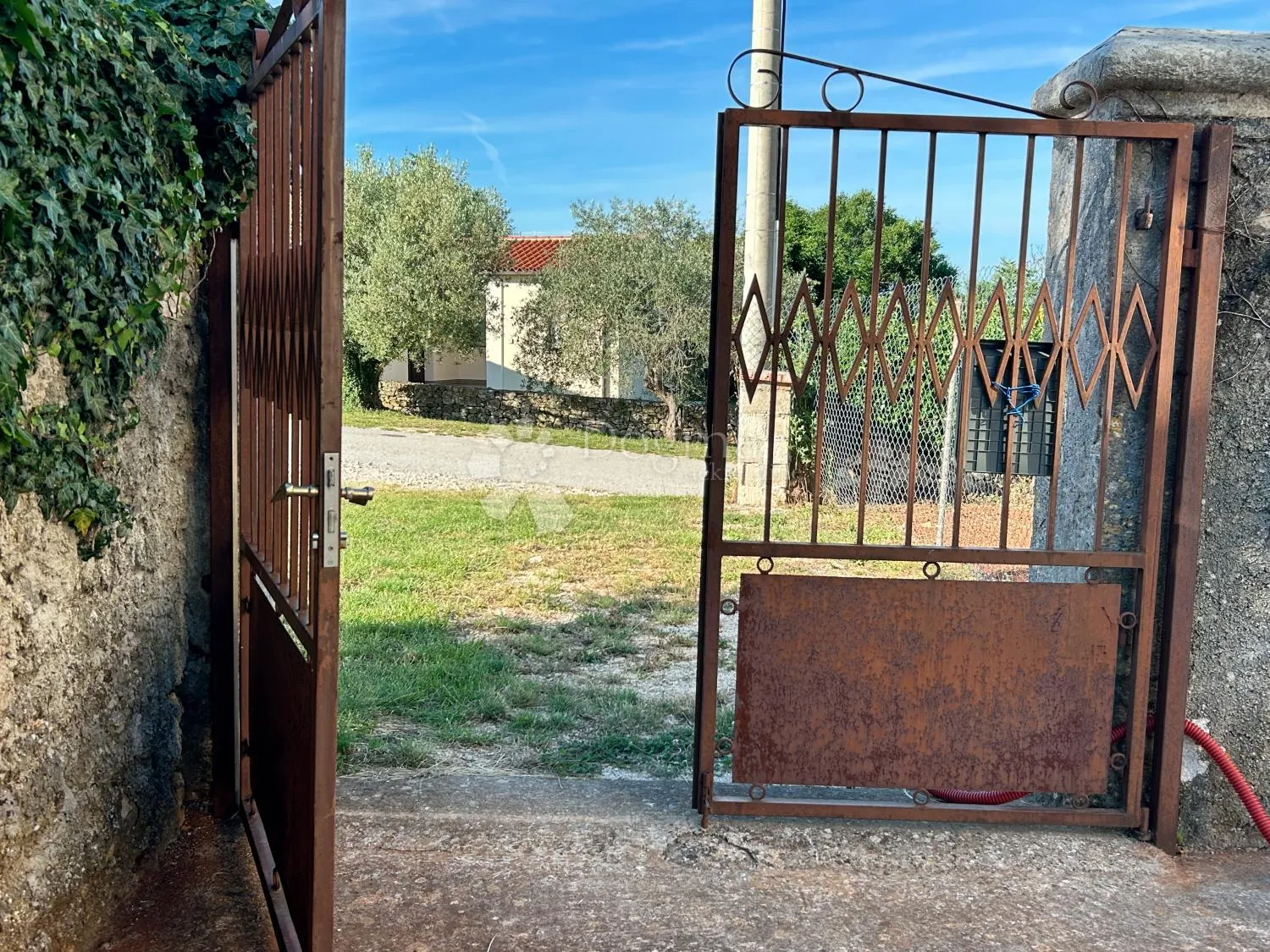 krnica – unikatan samostojeći objekt na velikoj građevinskoj parceli - slika 31