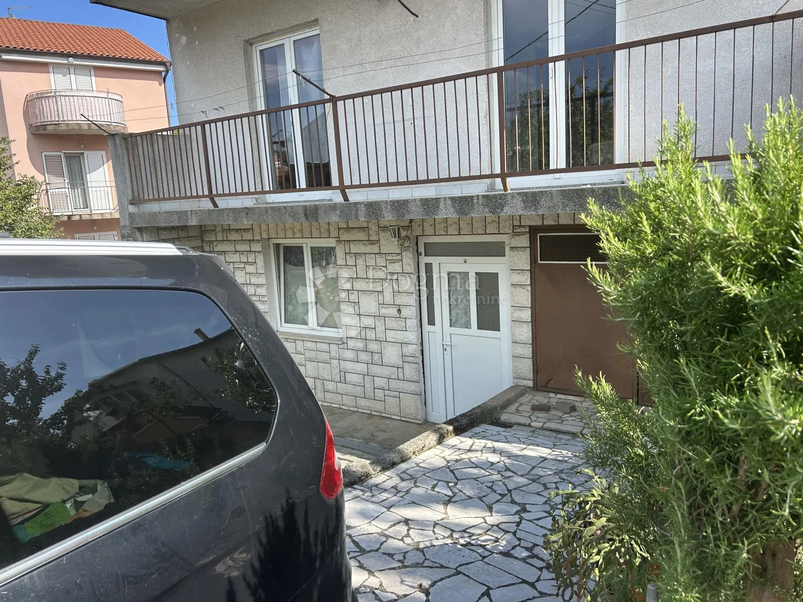 marinići kuća sa tri stana i garaža - slika 1
