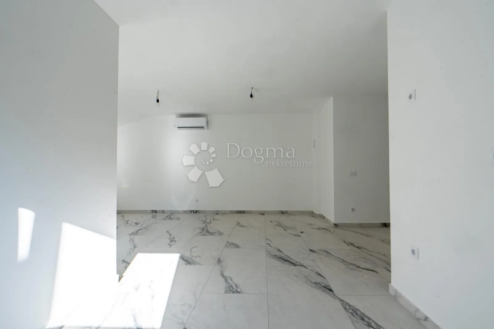 apartman - novogradnja - izuzetno mirna lokacija - slika 3