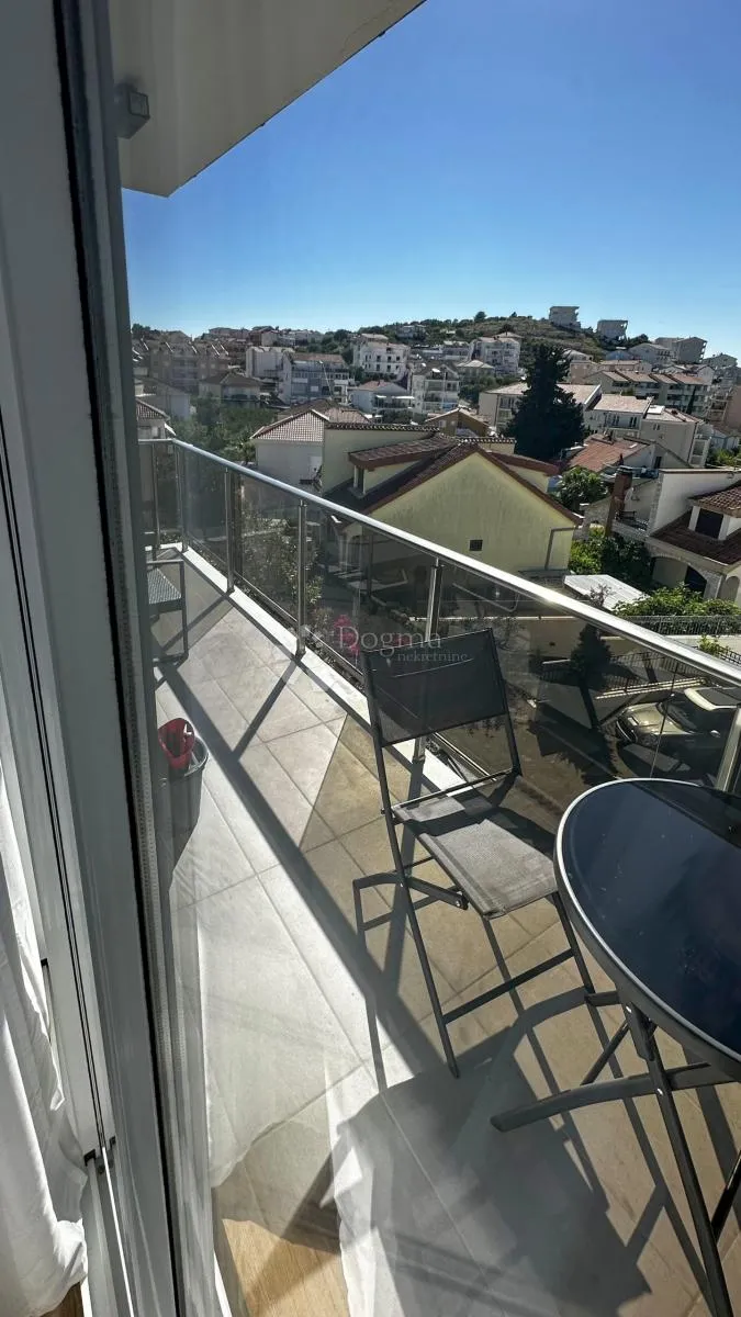 čiovo-kuća s 3 apartmana i bazenom - slika 8
