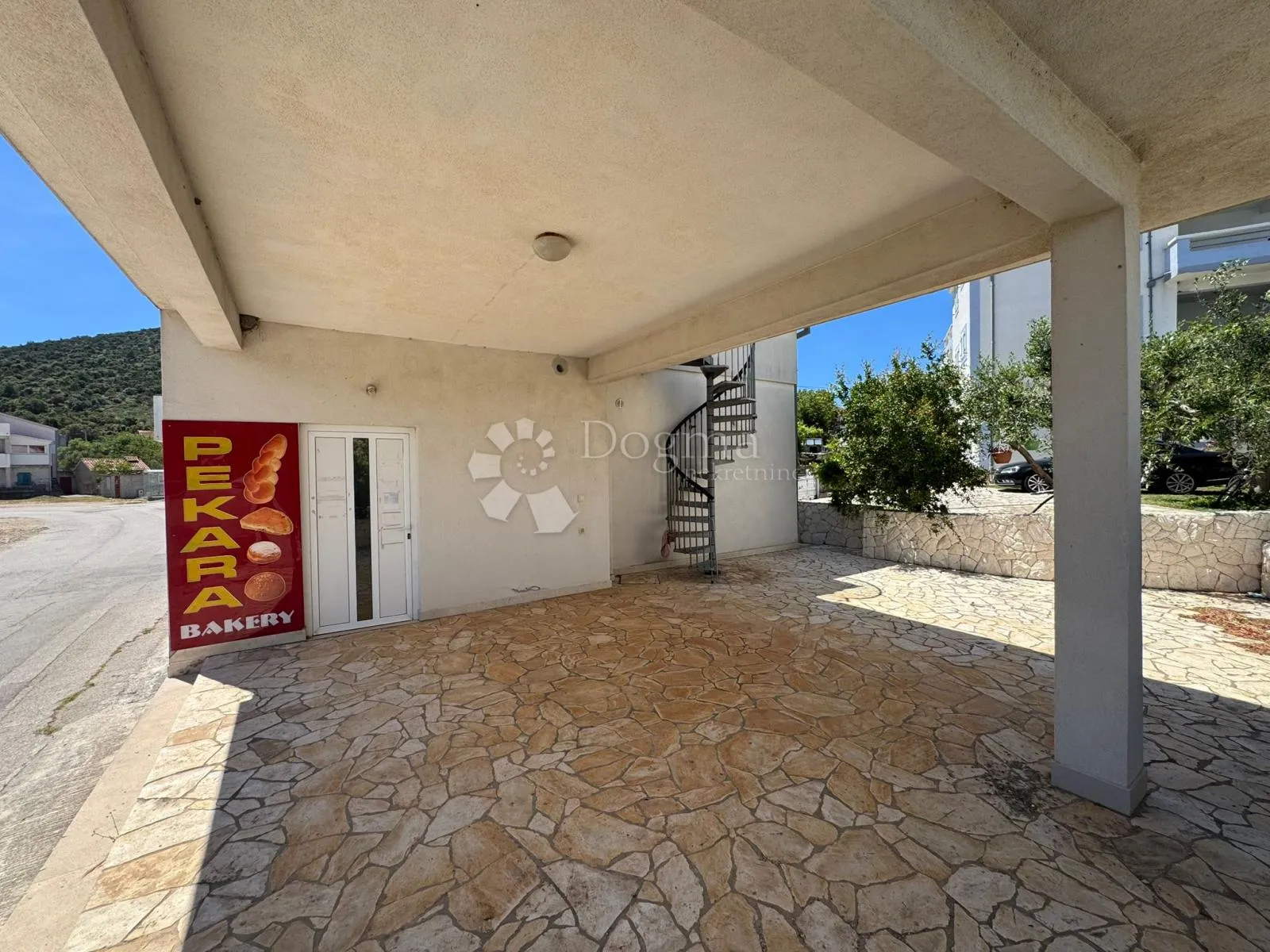 kuća s 3 apartmana i poslovnim prostorom vinišće - slika 11
