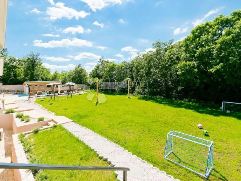 vila s bazenom u okolici labina, na kraju sela - slika 26