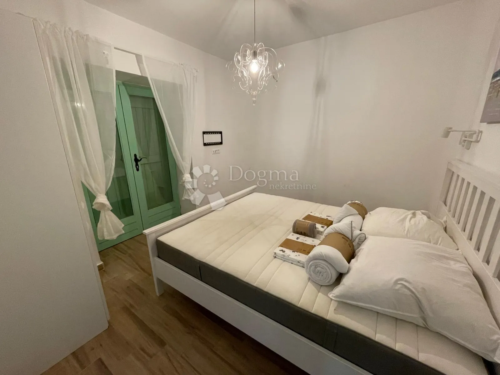 kuća sa bazenom, okružena zelenilom - slika 16