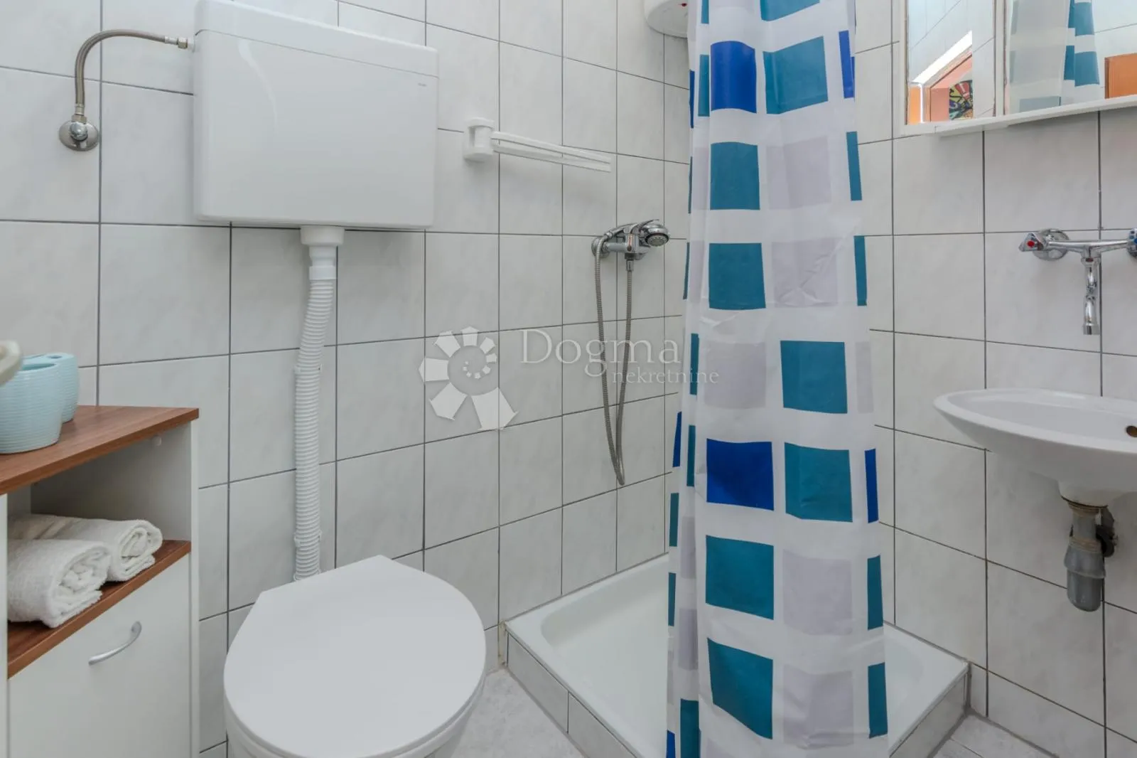 kuća sa tri apartmana - slika 15