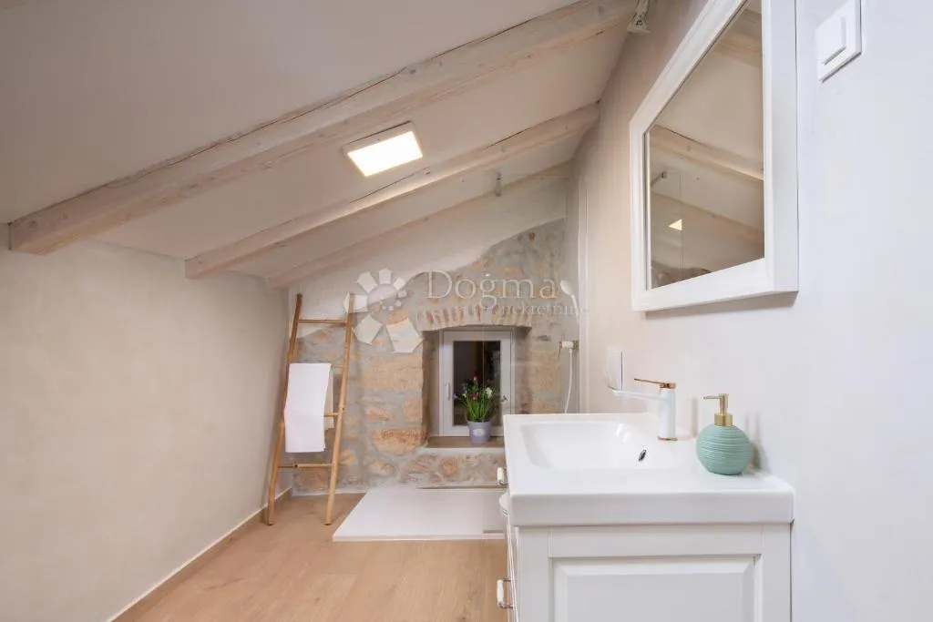kamena vila s bazenom bribir - slika 21