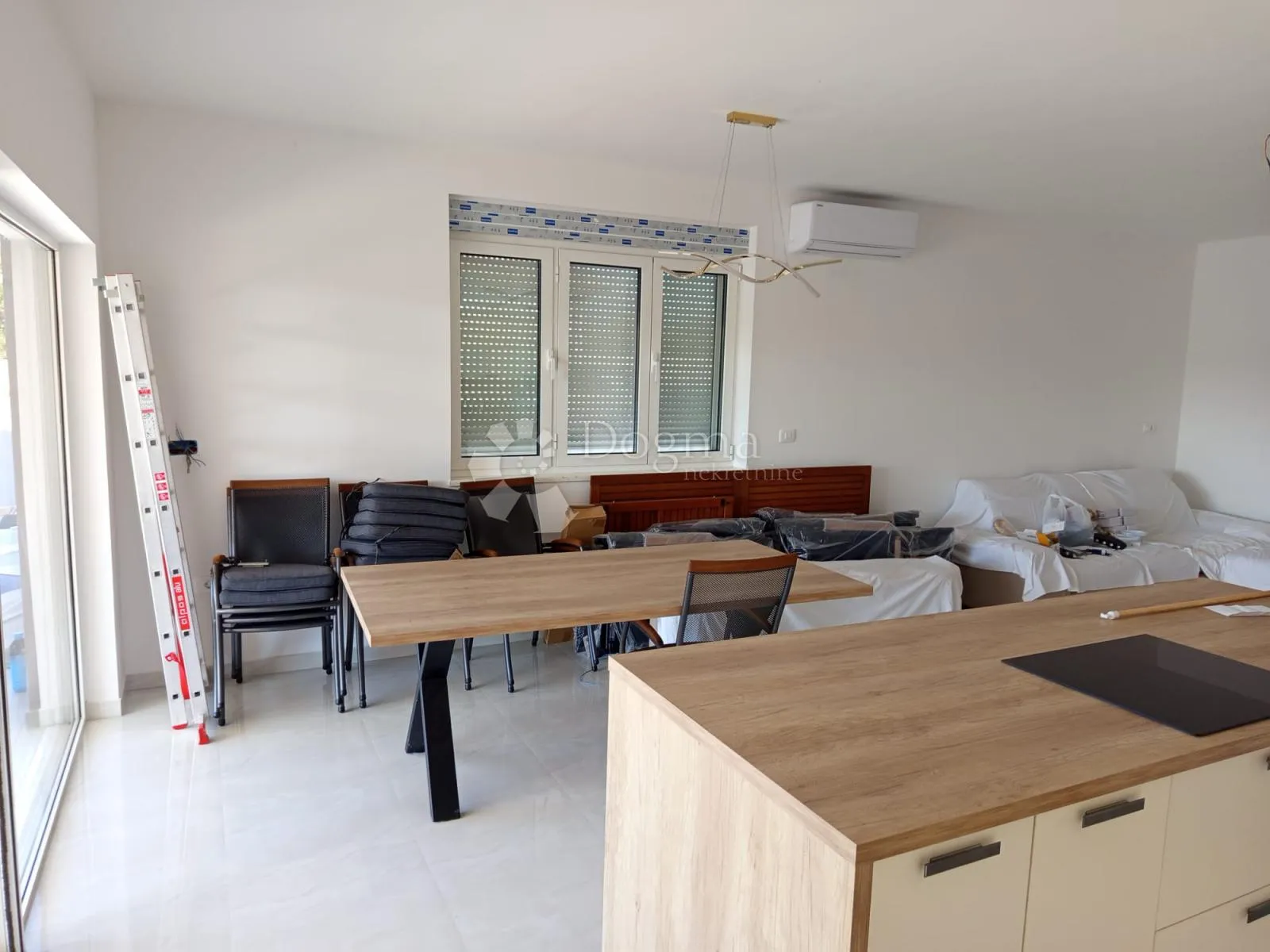 prizemnica sa bazenom i 3 spavaće sobe - slika 6