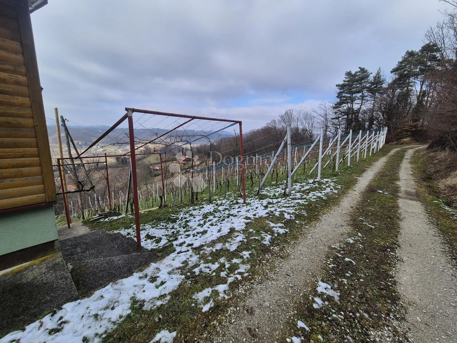 šarmantna vikendica sa voćnjakom i vinogradom na brijegu okruženom dvorcima - slika 3