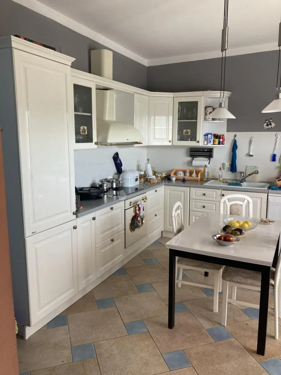prilika - apartmanska kuća u pirovcu, 1. red do mora - slika 11