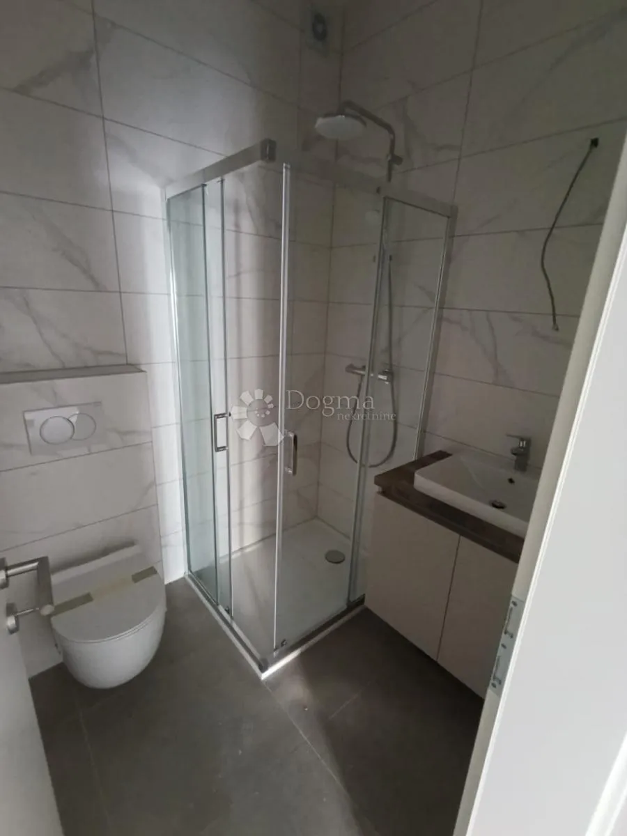 prostrani apartman u mandrama - slika 17