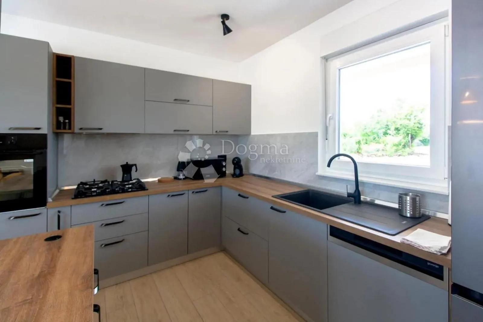 villa sa bazenom, konobom i 3800m2 okućnice - slika 5