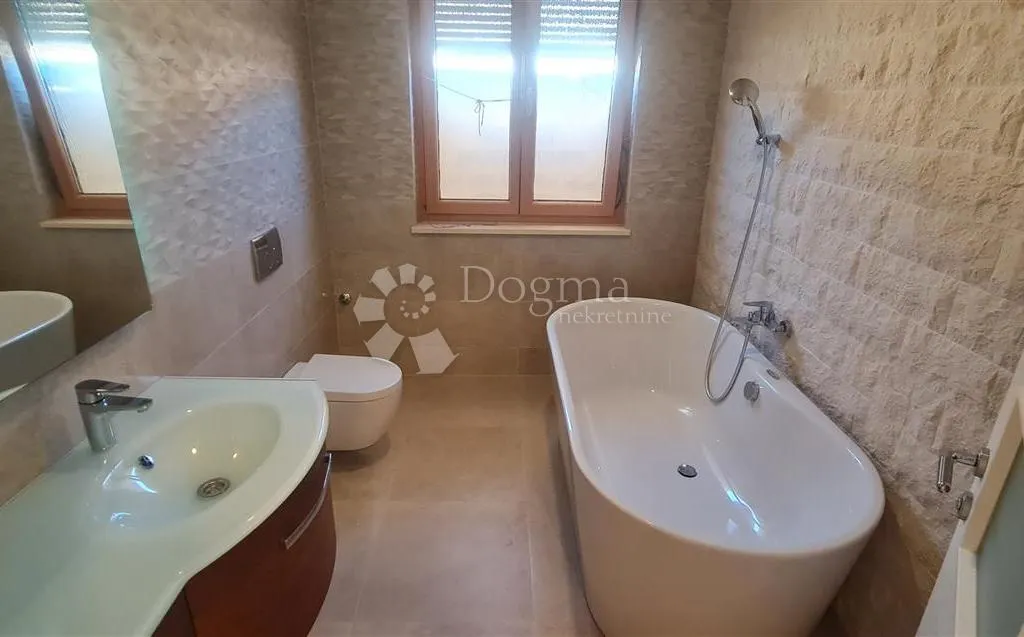 luksuzan apartman pored mora u povljani - slika 14