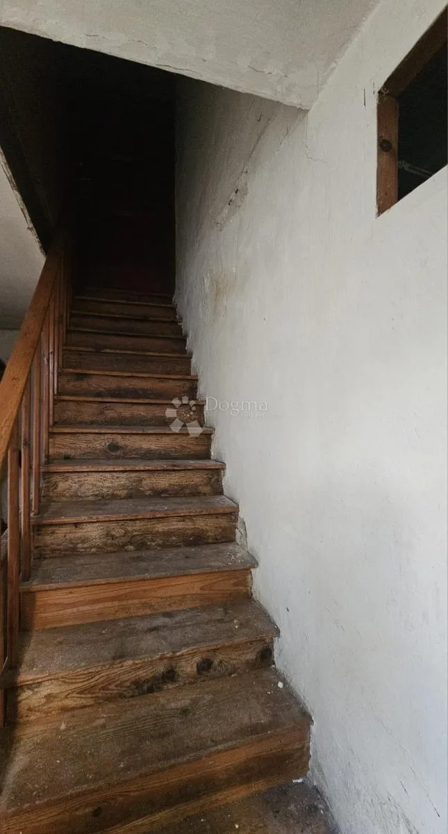 apartman u centru cresa, potrebna adaptacija! - slika 16