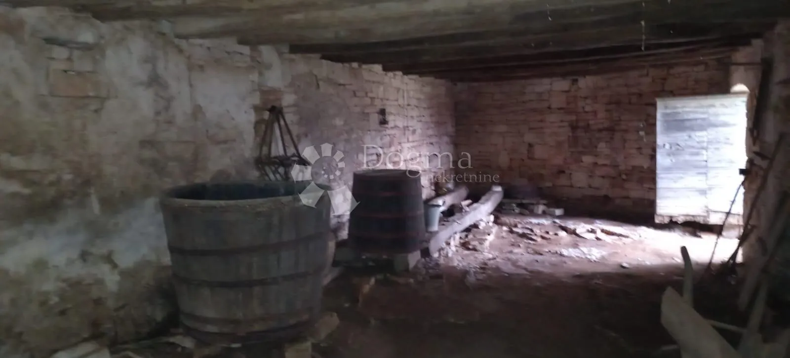 kuca sa velikim građevinskim terenom - slika 24