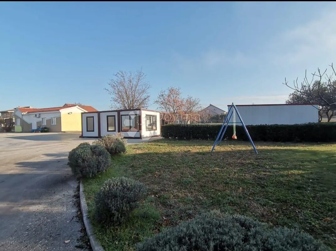 kuća s velikim terenom i dodatnim građevinskim zemljištem uz cestu – murvica kraj zadra - slika 3