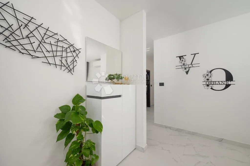 moderna kuća s bazenom, wellness zonom i privatnom okućnicom - slika 22