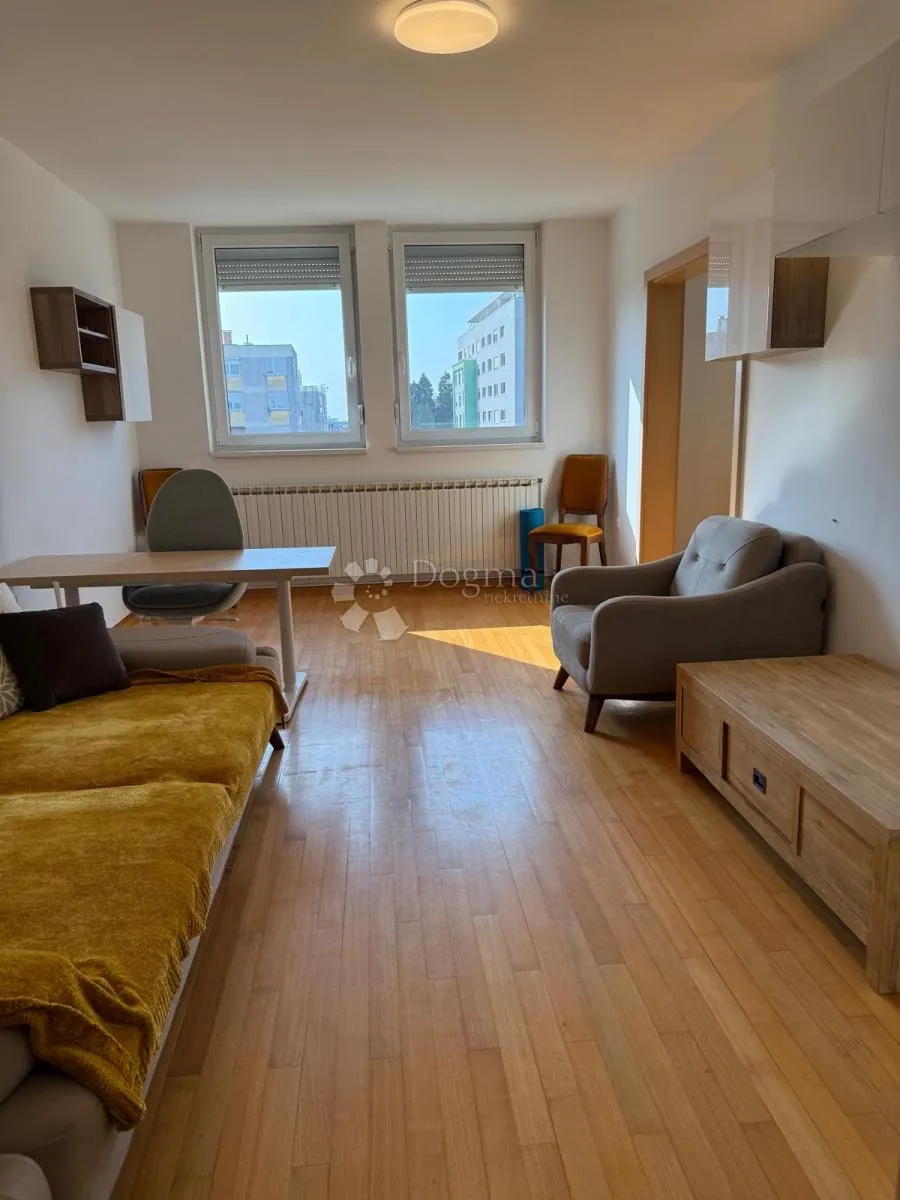 trosoban stan s dva balkona i puno svjetla - slika 6