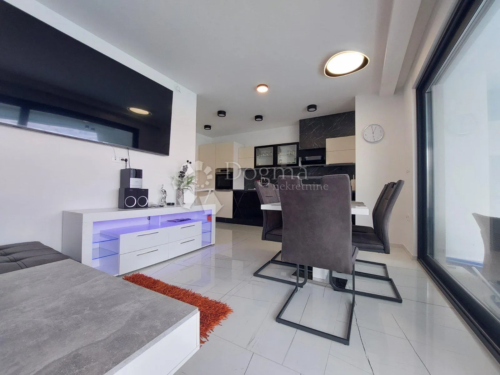 eksluzivan apartman u prizemlju sa bazenom, 70m od mora - slika 14