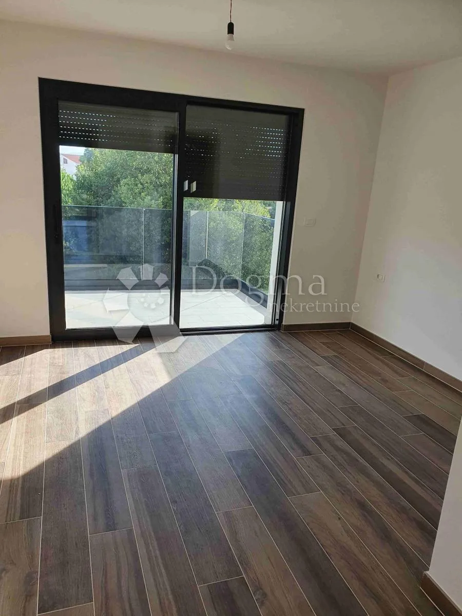vila sa 4 apartmana, 2 bazena, 200 metara od mora - slika 3