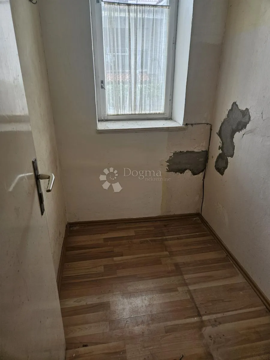 stan za renovaciju prvi red do mora! - slika 5