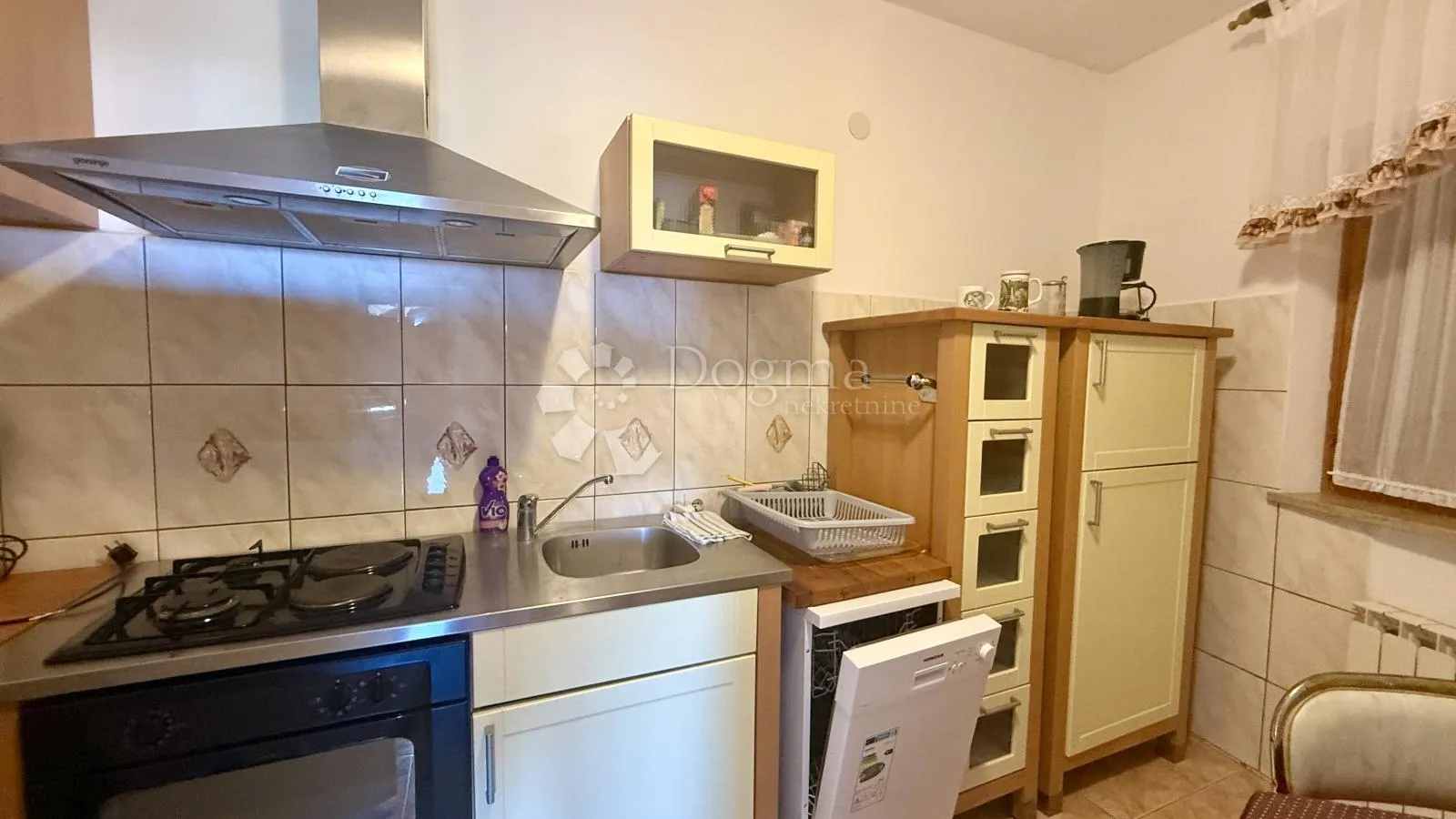 samo kod nas!! pula,apartmanska kuća blizu centra sa ljetnom kuhinjom,garažom i bazenom - slika 8